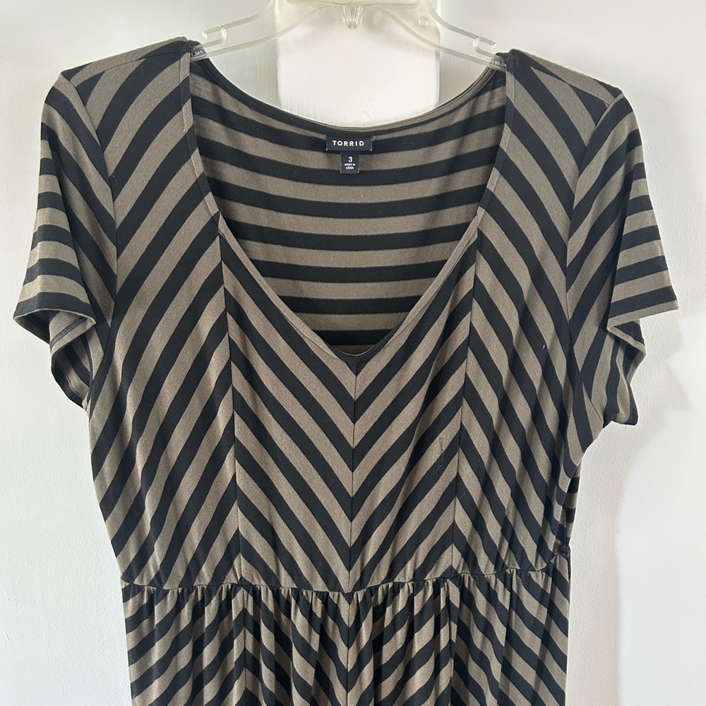 Torrid Olive & Black short sleeve maxi dress. Size 3.
